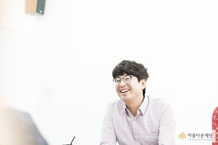 환하게 웃고 있는 남자