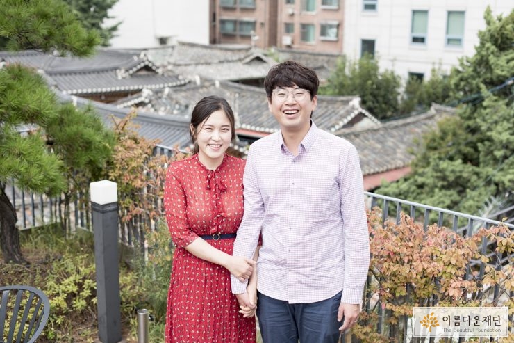 나란히 손을 잡고 서있는 부부
