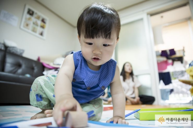 놀이도구를 만지고 있는 아이