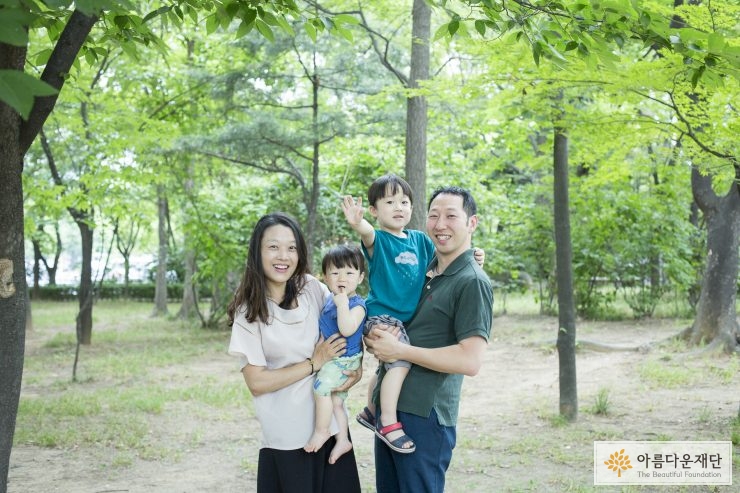공원에서 환하게 웃고 있는 가족들