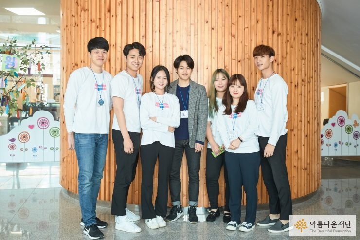 좌측부터 김상규, 길태원, 권태경, 전안수, 김혜수, 김혜수, 박준 장학생