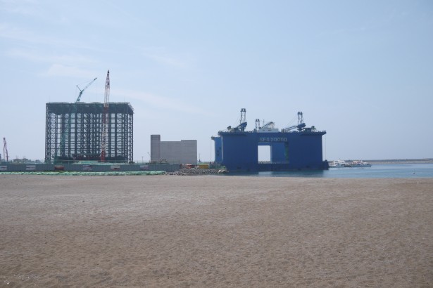 제주도 화순항에서 제주해군기지 건설을 위한 1만5천톤급 대형 케이슨을 제작하고 있다.