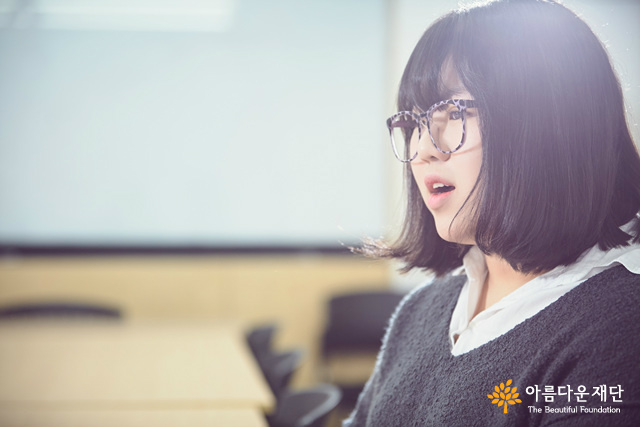 우물 밖 청개구리 대표인 허일정 청소년이 발표하는 중