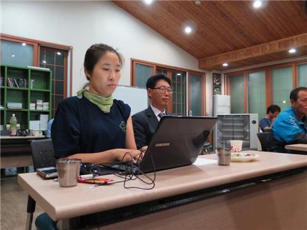 빔 프로젝터로 산촌마을 주민들 대상으로 하는 주민설명회’뿐 아니라‘ 맛있는 캠프’때는 아이들과 영화도 보고 뒤돌아보기 영상도 보며 즐거운 시간을 보냈습니다.
