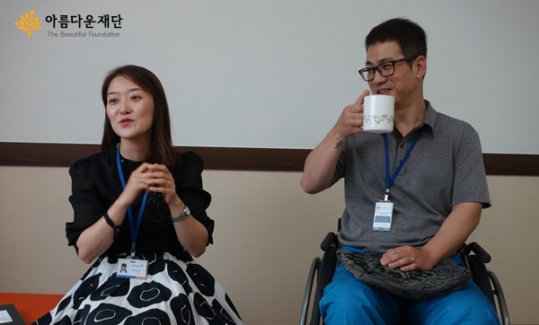 사랑에 빠진 두 사람의 눈빛이 반짝반짝 아름답네요
