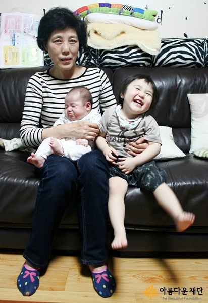 10년 동안 꾸준히 아름다운재단에 기부해오신 최혜순 기부자님과 3대째의 기부로 이어진 외손주 최다은 아기, 최하진 아기 기부자님.