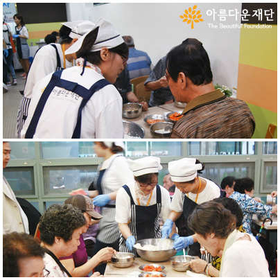 한분한분 입맛에 맞는지, 부족한 것은 없는지 여쭤보는, 밥이 더 필요한 어르신께 직접 덜어드리고 있는 자원봉사자