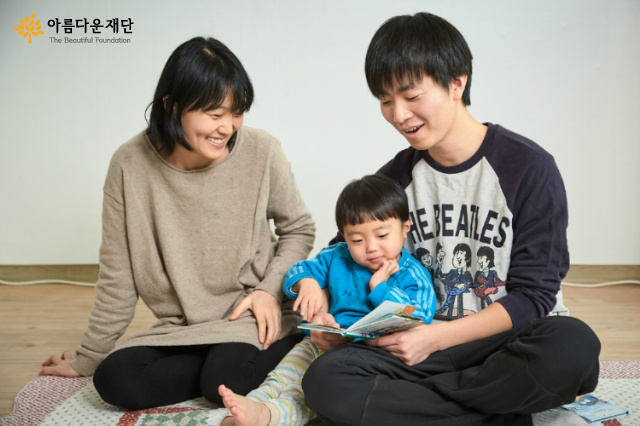 첫돌을 시작으로 매년 생일 나눔으로 함께하는 윤이와 책을 읽고 있다.