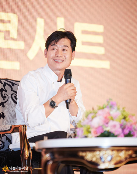 후원의 밤 토크 콘서트 중 나눔에 대해 이야기하는 이연복 셰프님