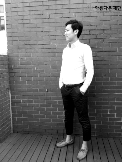 춘추기 남자 간사들의 행사용 의상 – 셔츠를 바지에 넣은 것이 포인트! 모델 : 아름다운재단 대표 기럭지 함O 간사