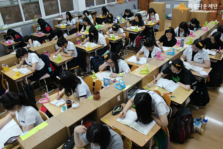 사진 찍는다고 특별히 청소도 열심히 하고, 미소 짓는 연습도 하고, 열심히 공부하고 있다는 것도 보여드리고 싶었다는 우리 친구들.