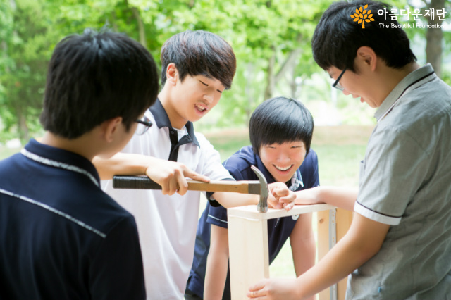 직접 햇빛오븐을 만드는 대안에너지적정기술연구모임 청소년들