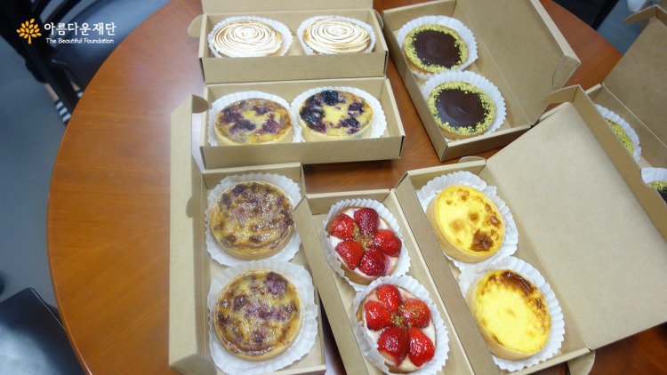 박준우 기부자님이 양손에 들어오신 맛있는 타르트