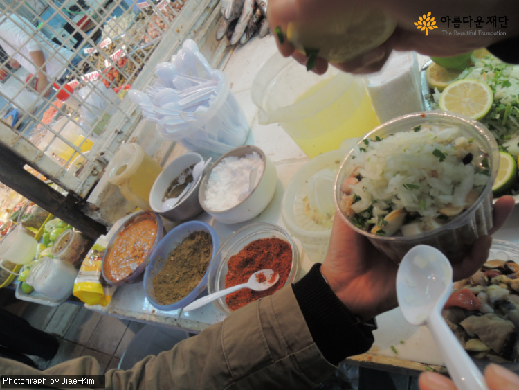 칠레_해산물시장의 세비체와 각종 양념들