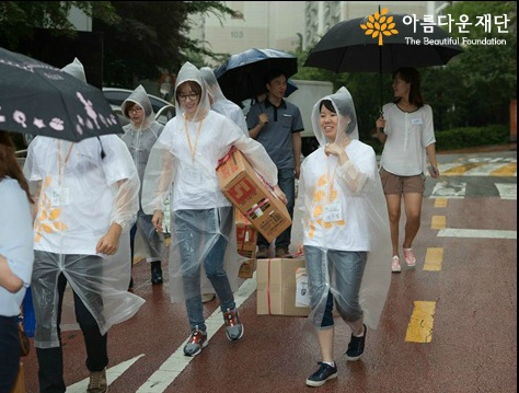 같은 조로 이동을 하고 있는 (좌)한효주 기부자 (우)김은실 기부자