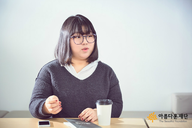 우물 밖 청개구리 대표 허일정 청소년이 인터뷰어를 바라보며 이야기하는 장면