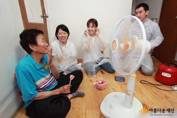 선풍기 배달에 나선 배우 한효주 님. 마음마저 예쁜 그녀!