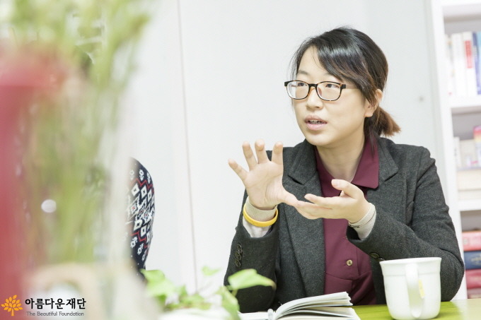 모래처럼 제각기 흩어져 있는 개인과 개인, 개인과 사회‘사이’를 이어주는 역할을 하려고 노력 중인 이혜민 연구원