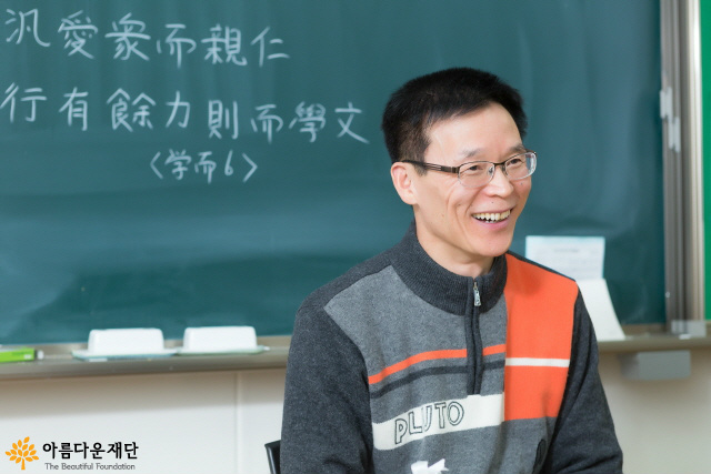 광주 빛고을고등학교에서 교편을 잡고 있는 정선기 기부자