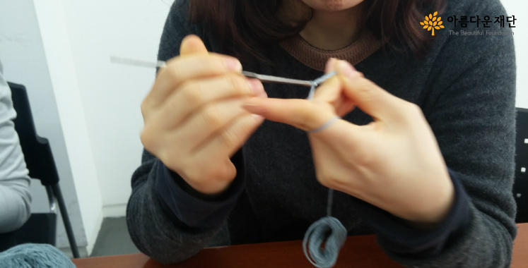나중에 손가락 통증 호소하는 홍미간사님 