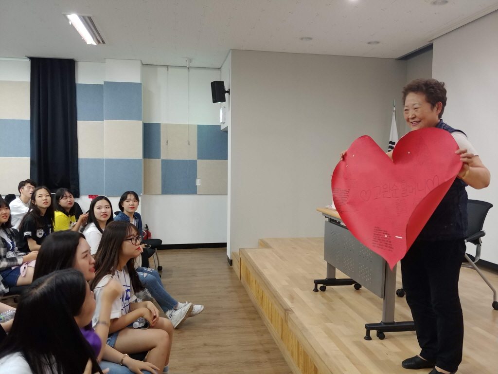 북촌마을 고완순 노인회장님께 준비해 온 롤링페이퍼를 전달한 효암고 학생들