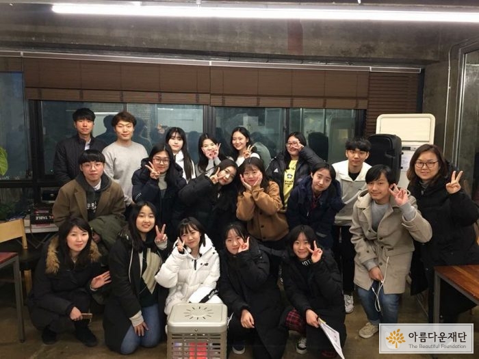 청소년인권을 위한 활동을 하고 있는 청문회팀과 만나서 이야기를 나누고 있습니다