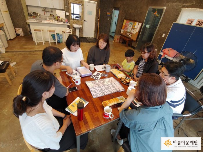 대구에 위치한 청소년교육문화공동체 반딧불이를 방문하여 이야기를 나누는 반디 파트너