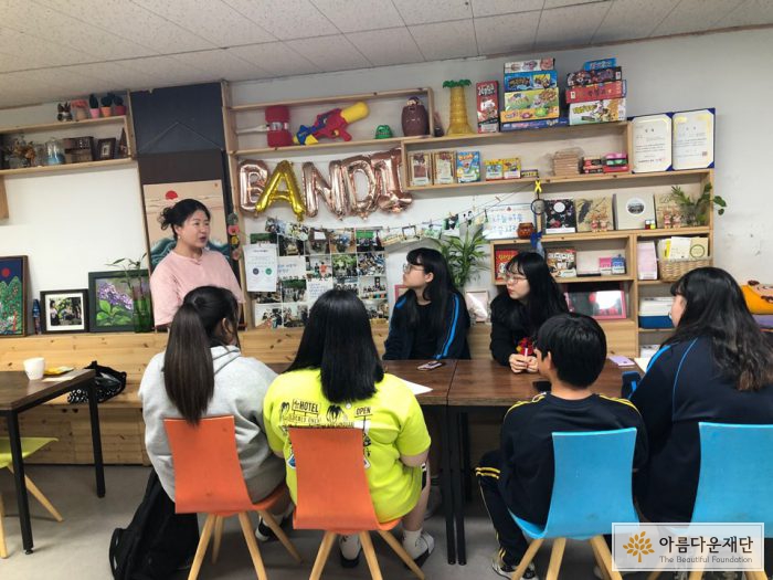 오랫동안 전래놀이 활동을 하고 있는 분을 만나서 어떻게 아이들을 만나고 놀이를 할 수 있는지 이야기를 나누었다.