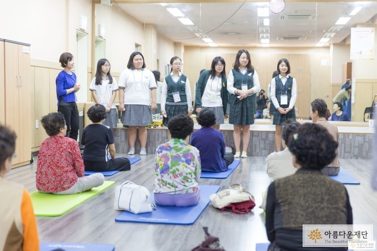 청구노인복지센터에 어르신들을 만나러 간 금호여중 희망나눔반 친구들