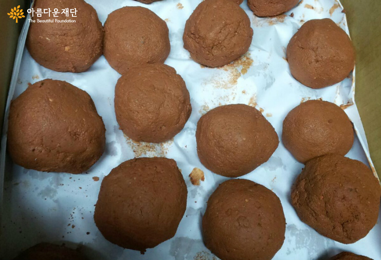우리가 직접 EM흙공을 제작하여 홍제천 정화를 위해 시민들과 함께 투척했습니다