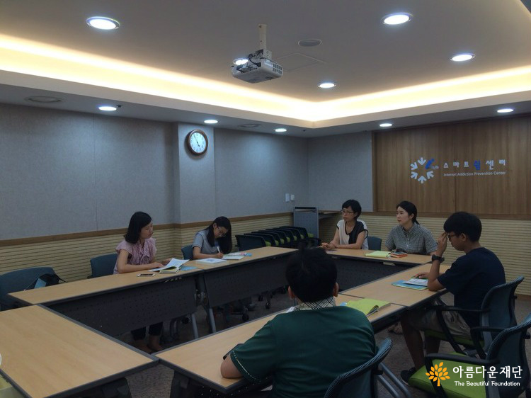 스마트폰쉼센터에 방문하여, 스마트폰중독에 대한 정보와 캠페인에 필요한 아이디를 얻을 수 있었습니다.